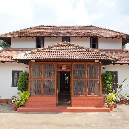Sardar Bahadur'S Heritage Bungalow Estate Stay Napoklu Екстер'єр фото